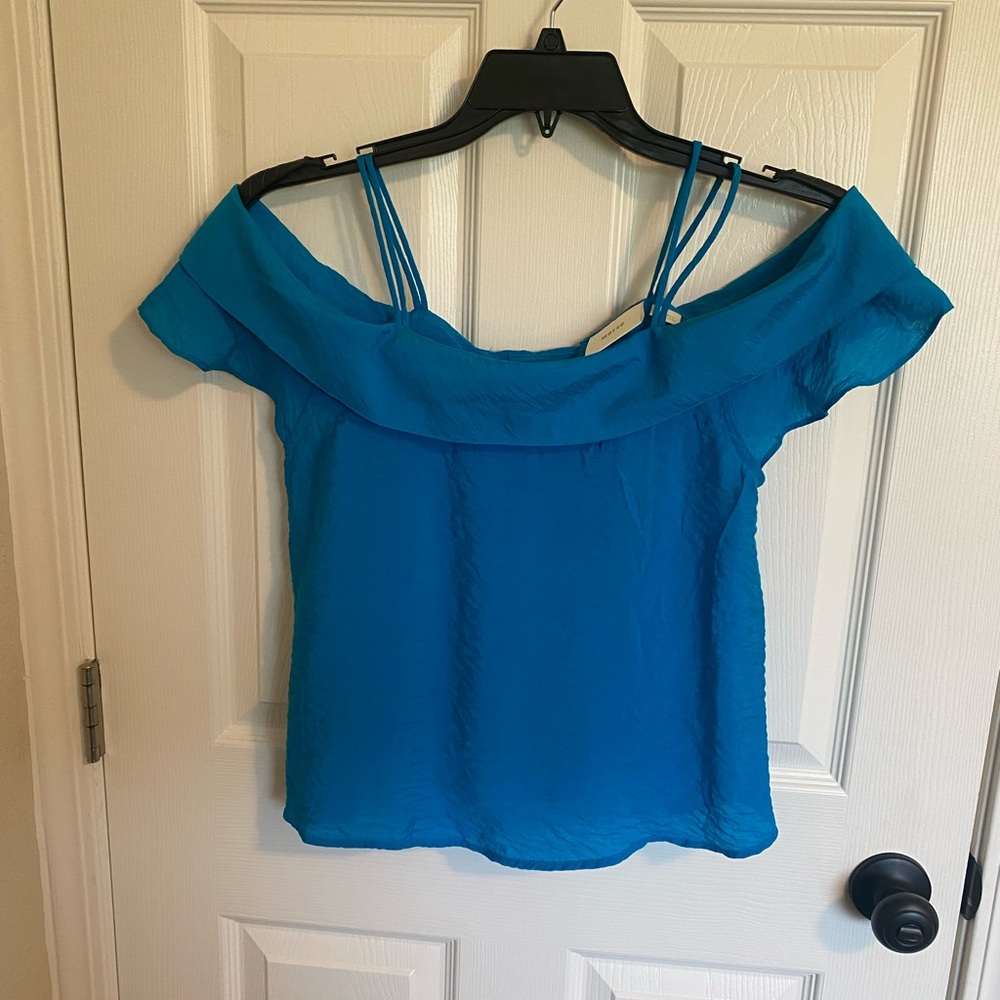 off shoulder top with straps at shoulders., XS
Brand: MAEVE (Anthropology)